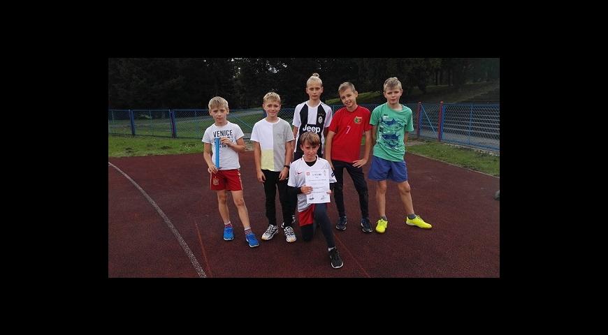 Mistrzowie Świeciaw mistrzostwach powiatu w sztafetowych biegach przełajowych