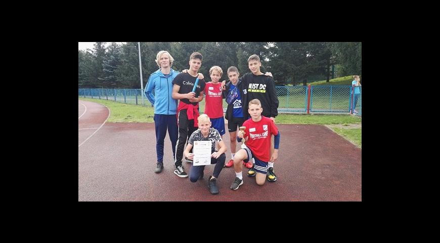 Mistrzowie Świecia i powiatu w sztafetowych biegach przełajowych