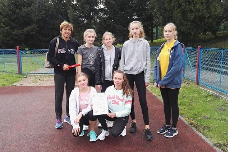 Wicemistrzynie powiatu i  mistrzynie Świecia w sztafetowych biegach przełajowych